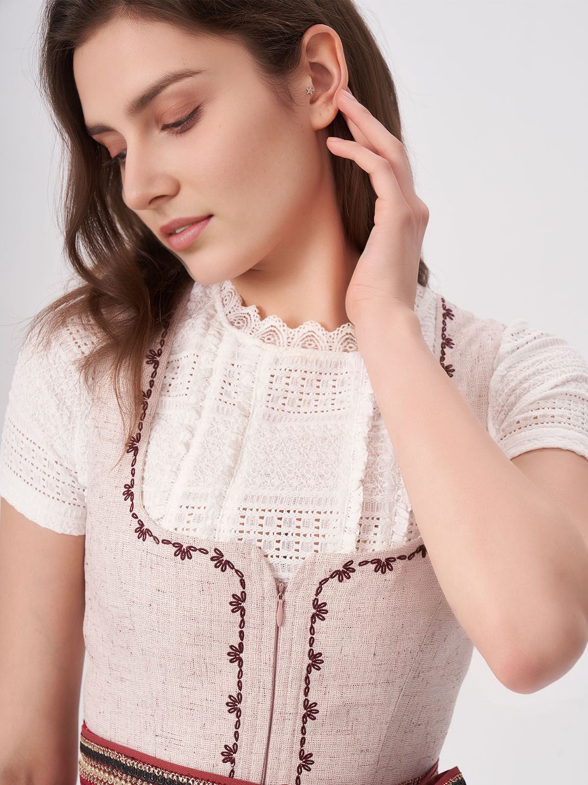 Modernes weißes Dirndl mit femininem Schnitt