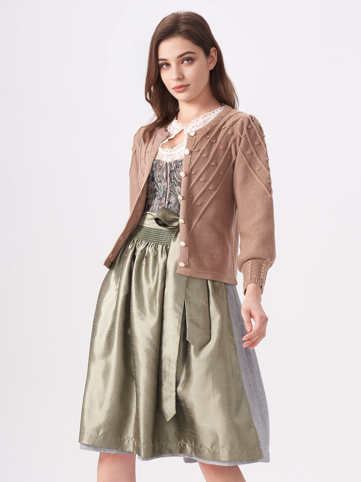 Dirndl in Braun mit traditioneller Bluse