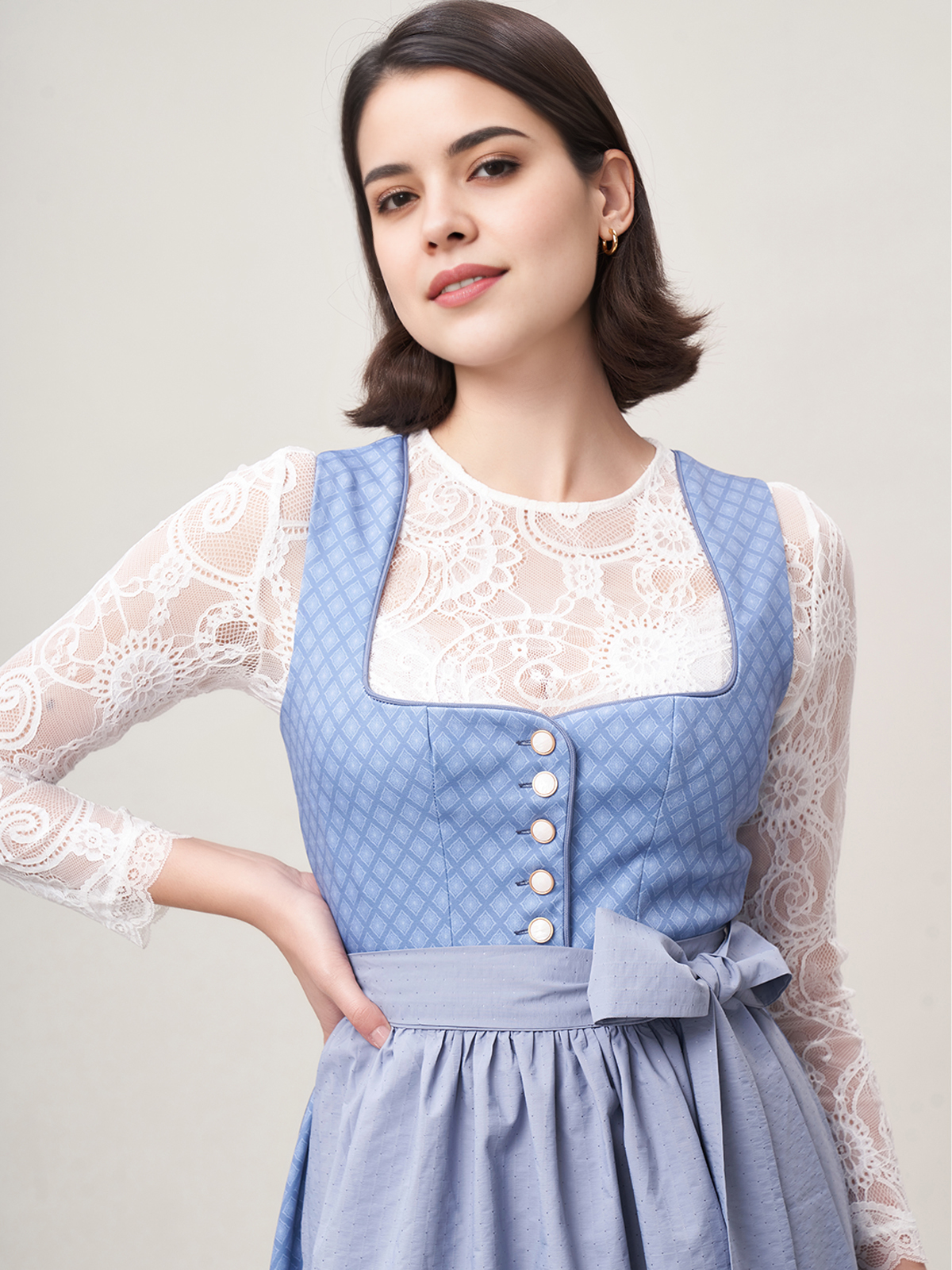 Modernes Dirndl in Blau mit floralen Details