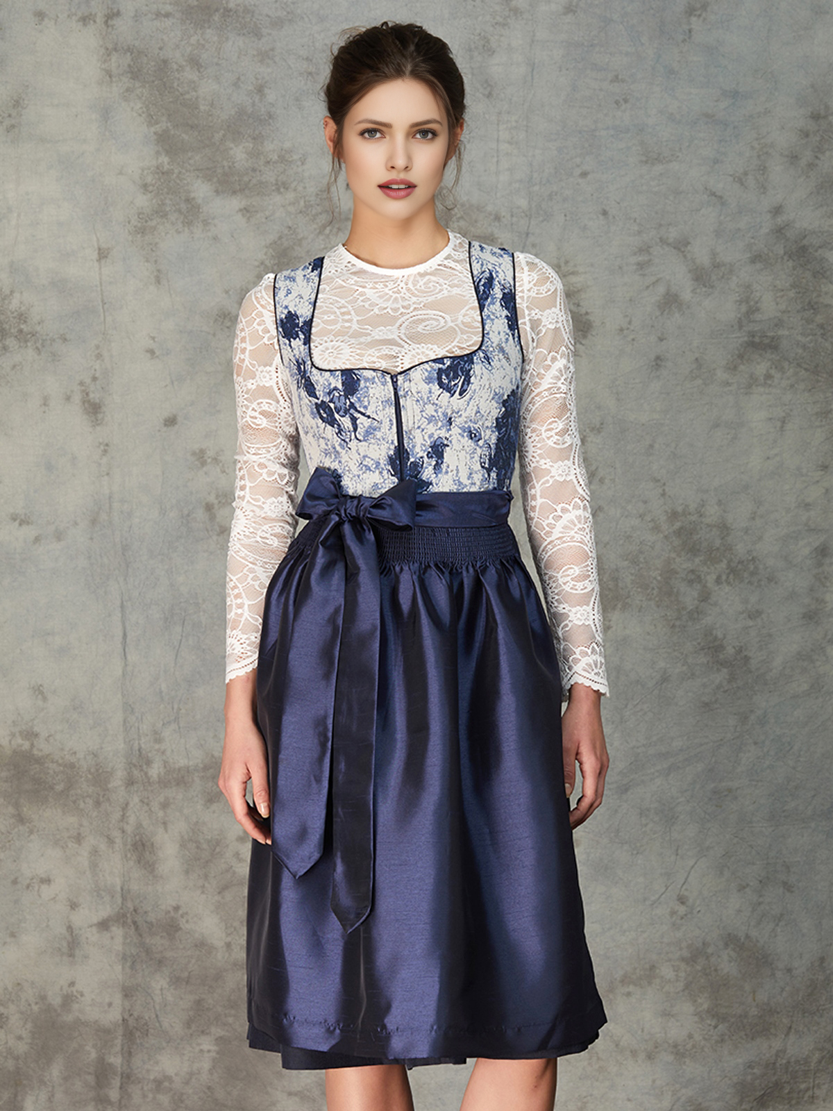 Modernes Dirndl in Türkis und Schwarz