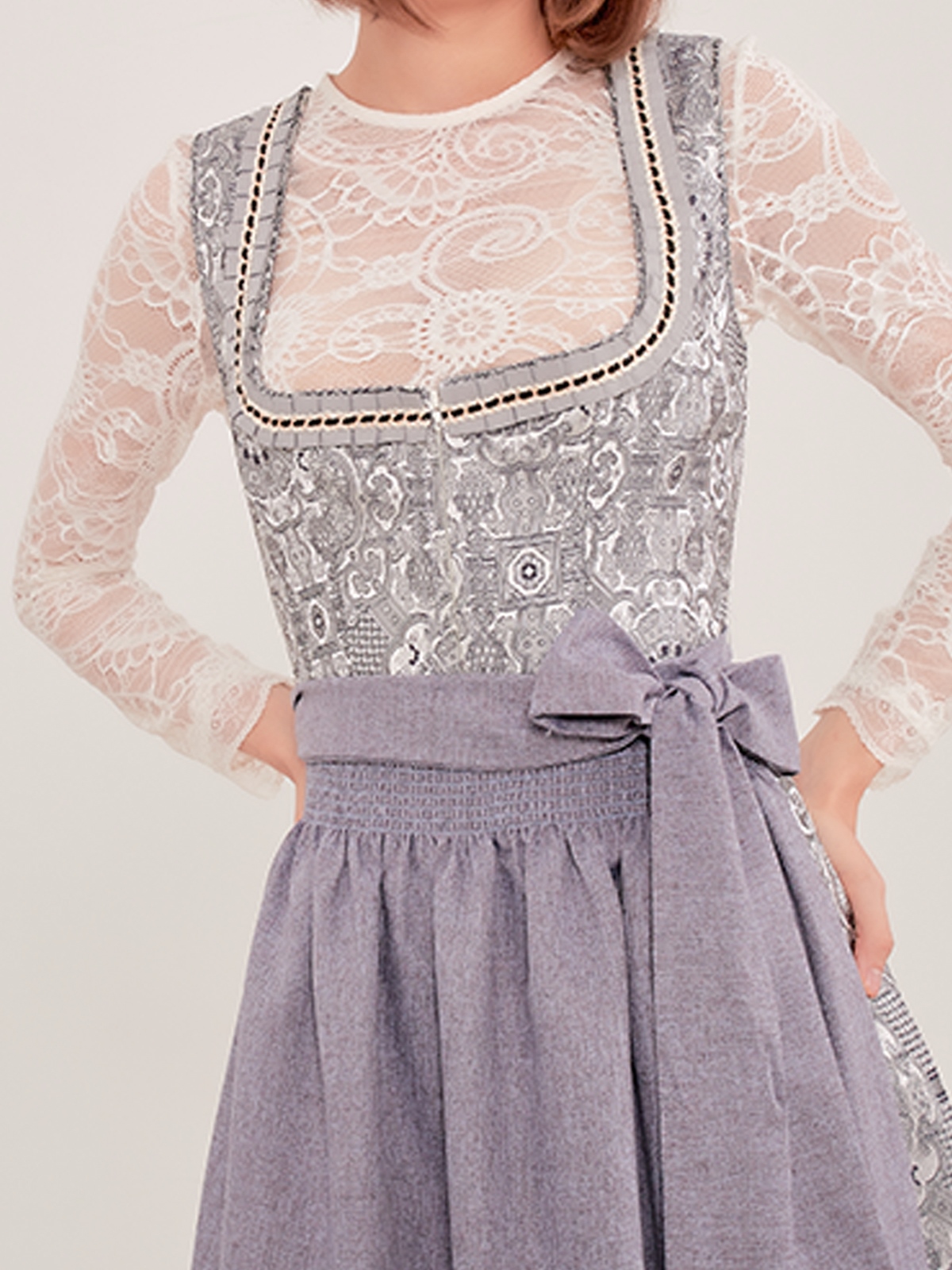 Modernes Dirndl in Grau mit eleganter Bluse