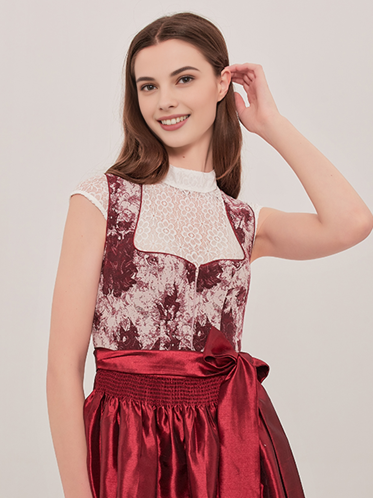 Dirndl in Rot mit altrosa Bluse