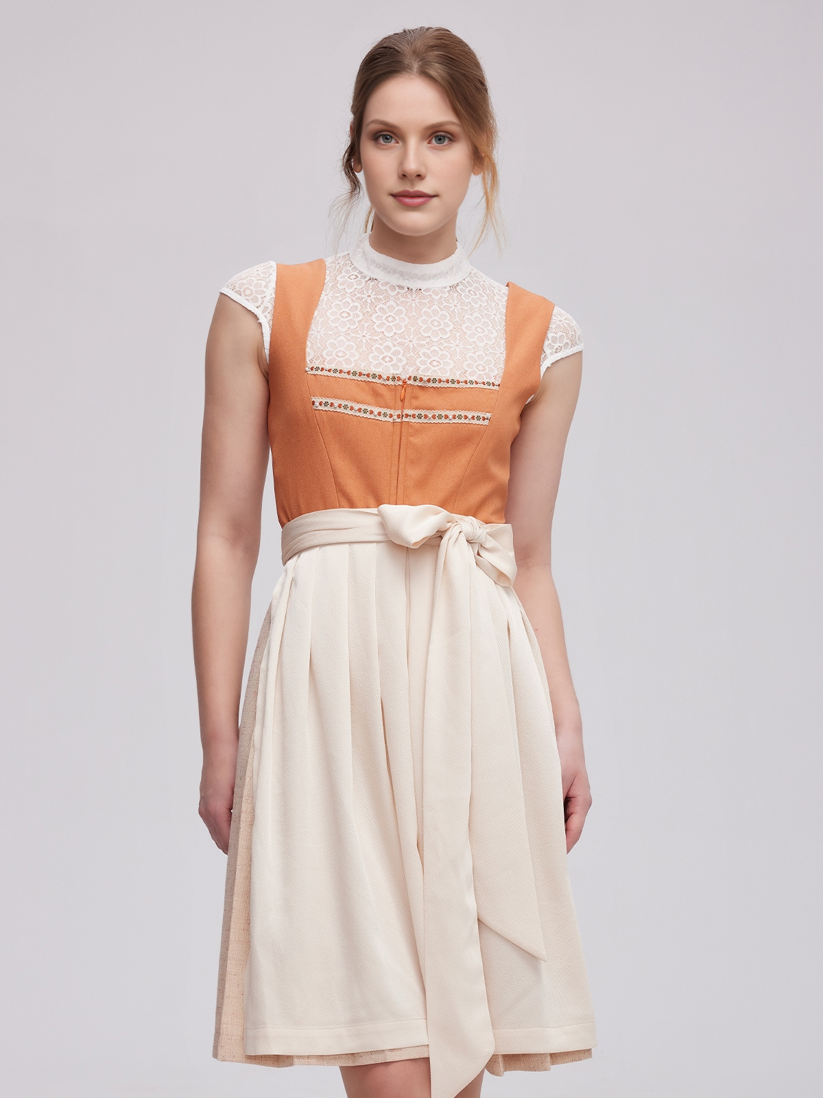 Blaues Dirndl mit floralen Details