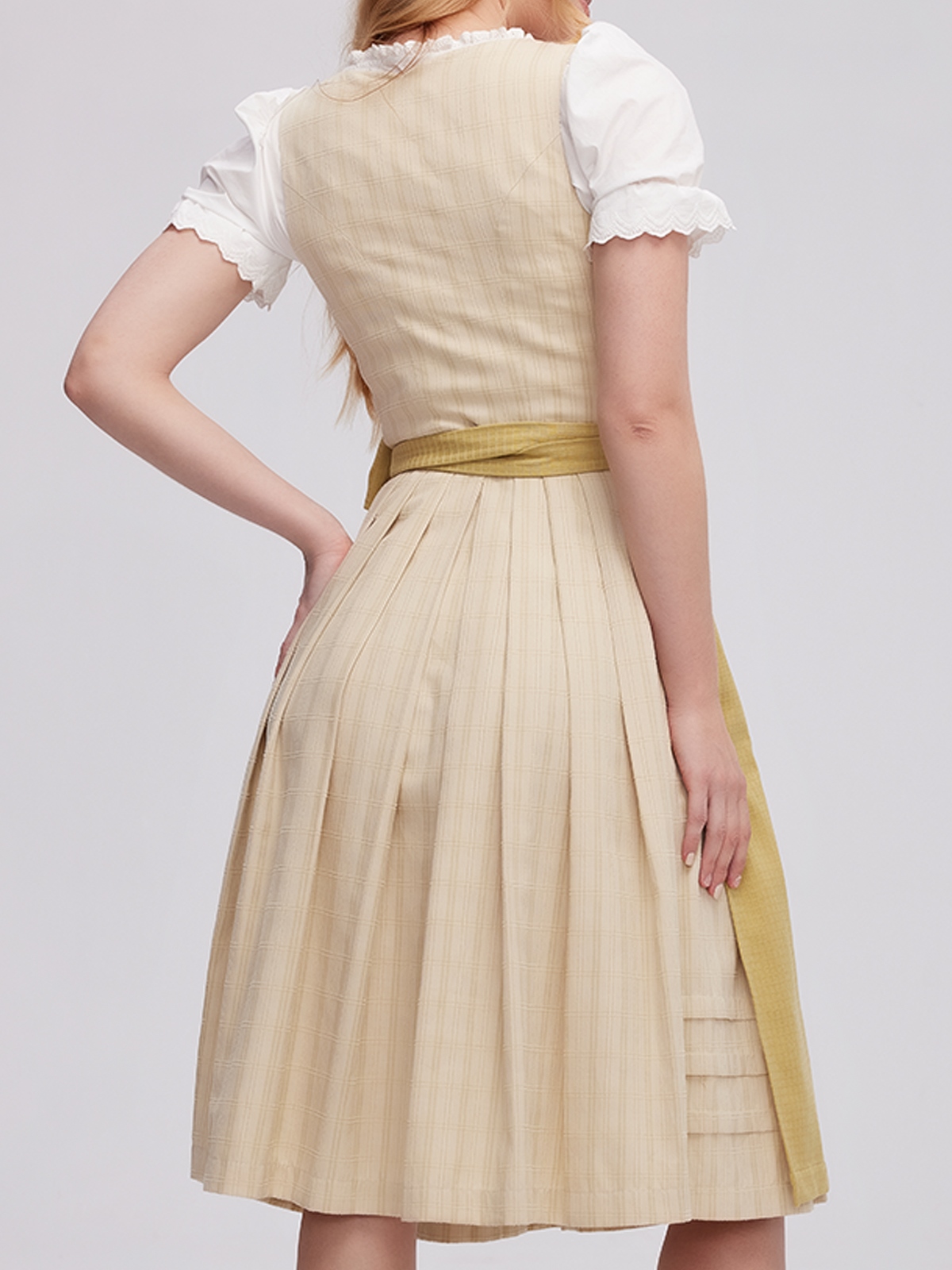 Modernes grünes Dirndl mit floralen Akzenten