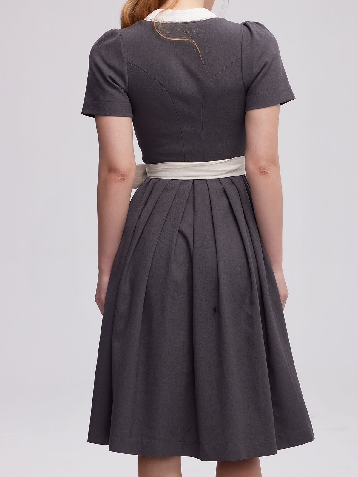 Ehreer Dirndl in Grau – zeitlos elegant