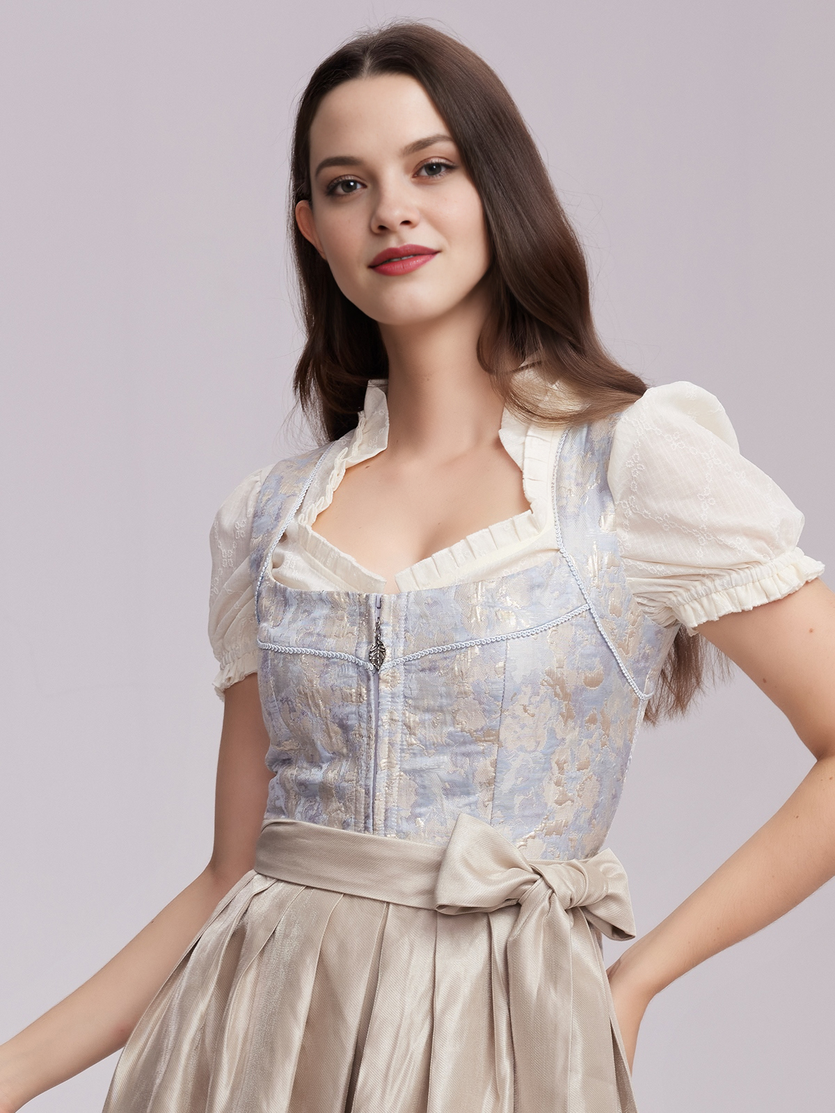 Schwarzes Dirndl mit blauer Schürze