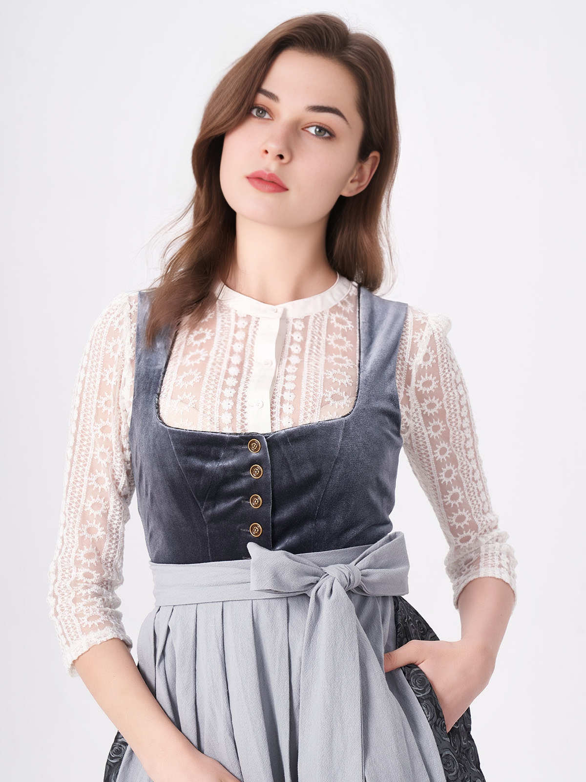 Dirndl in Blau mit traditioneller Schürze
