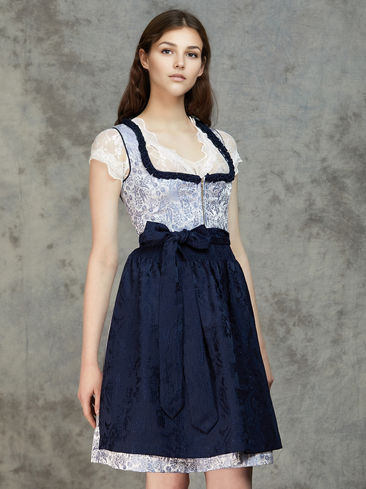 Traditionelles Dirndl mit eleganter Strickjacke