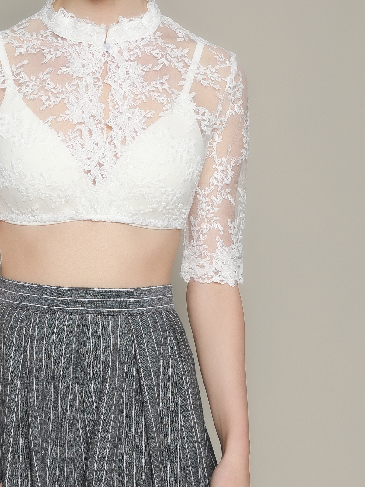 Weiße Dirndlbluse mit grünem Dirndl