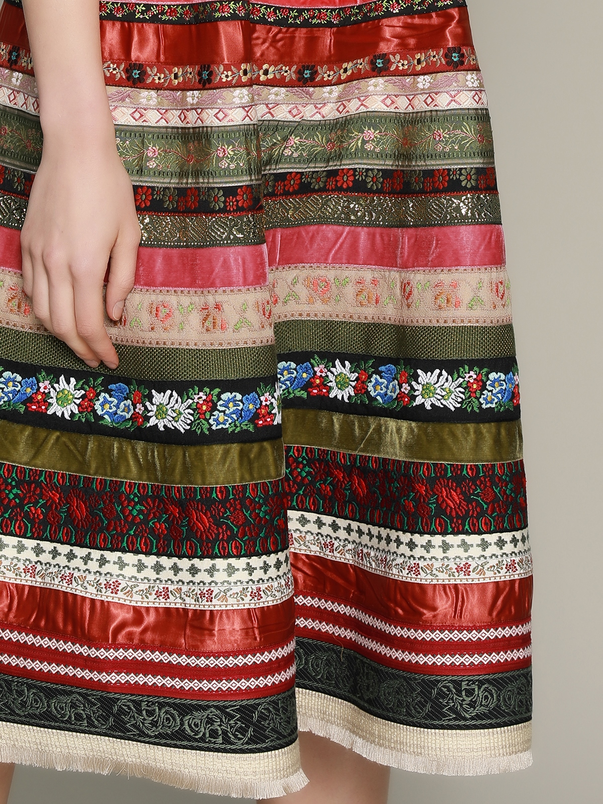 Dirndl Rosa mit floralen Details