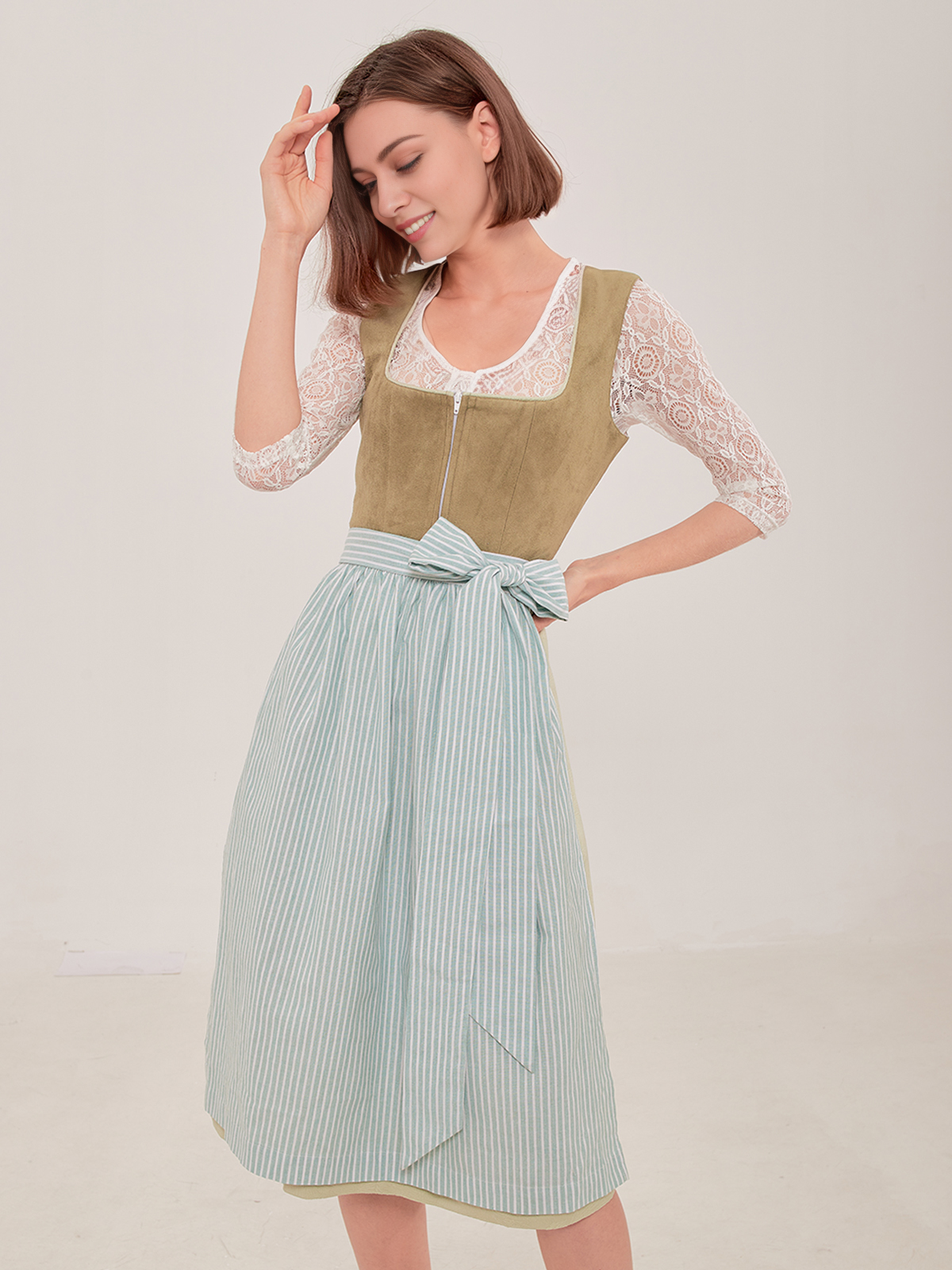 Ein grünes Dirndl mit floralen Details