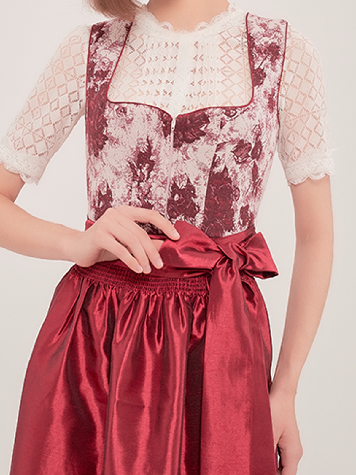 Modernes Dirndl in Rot