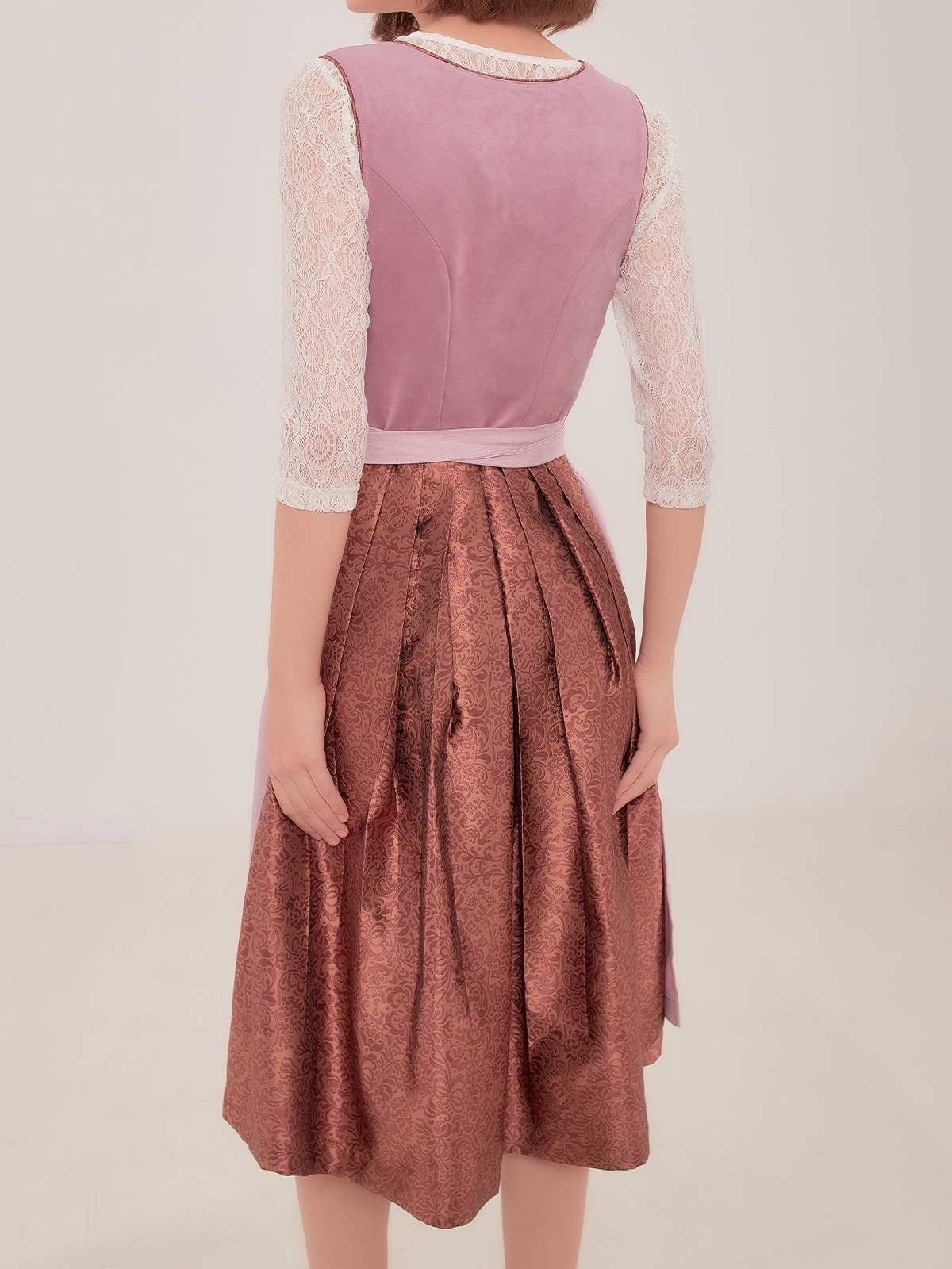 Dirndl in Lila mit modernem Schnitt