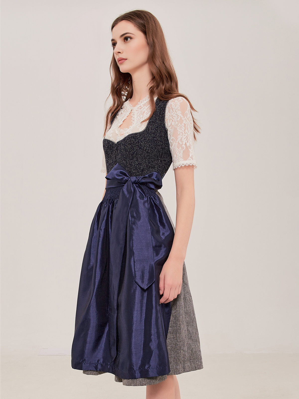 Traditionelles Dirndl in Blau mit floralen Mustern