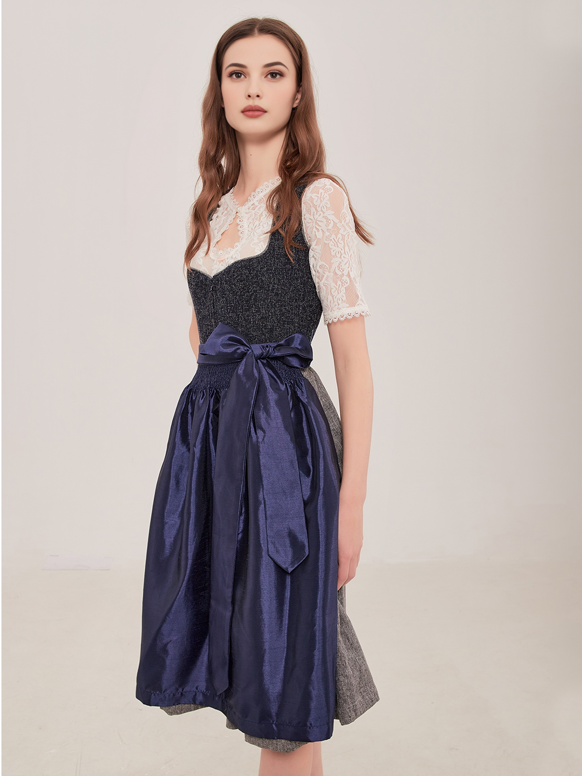 Dirndl in Blau – ein zeitloser Look