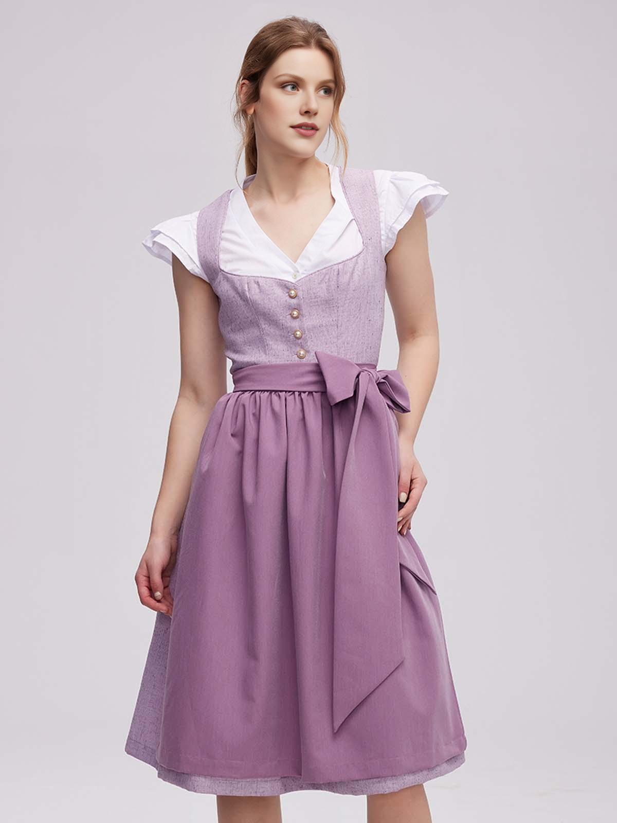 Ein elegantes lila Dirndl mit floralen Details