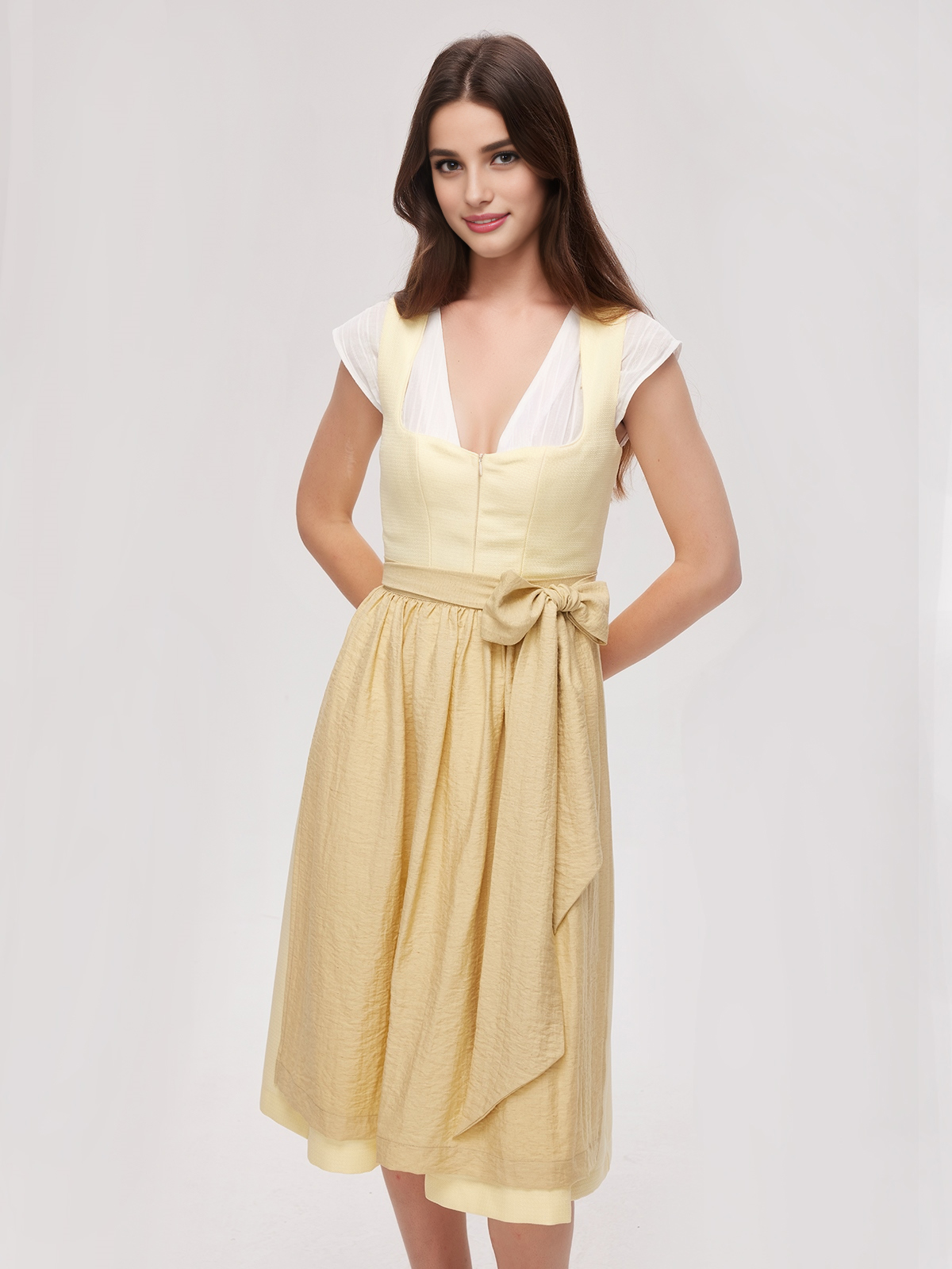 Ein elegantes pinkes Samt-Dirndl mit aufwendiger Stickerei
