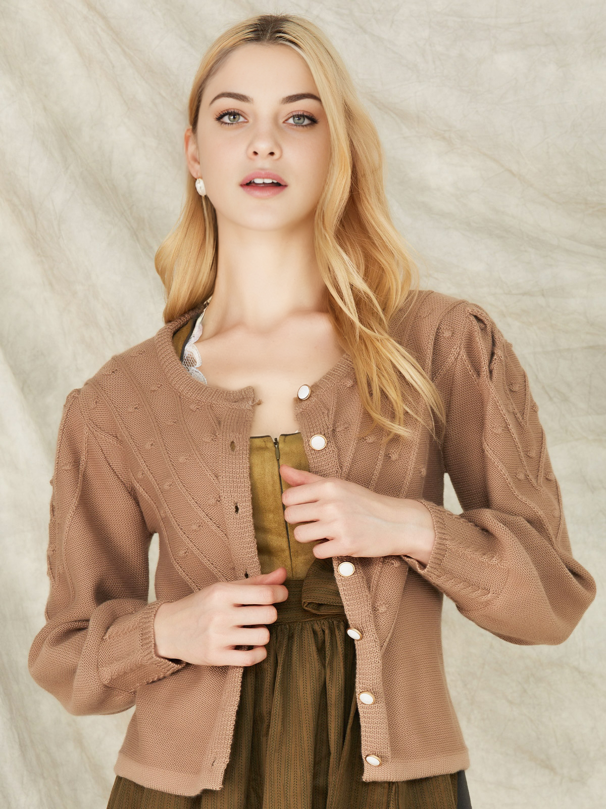 Traditionelles Dirndl in Braun
