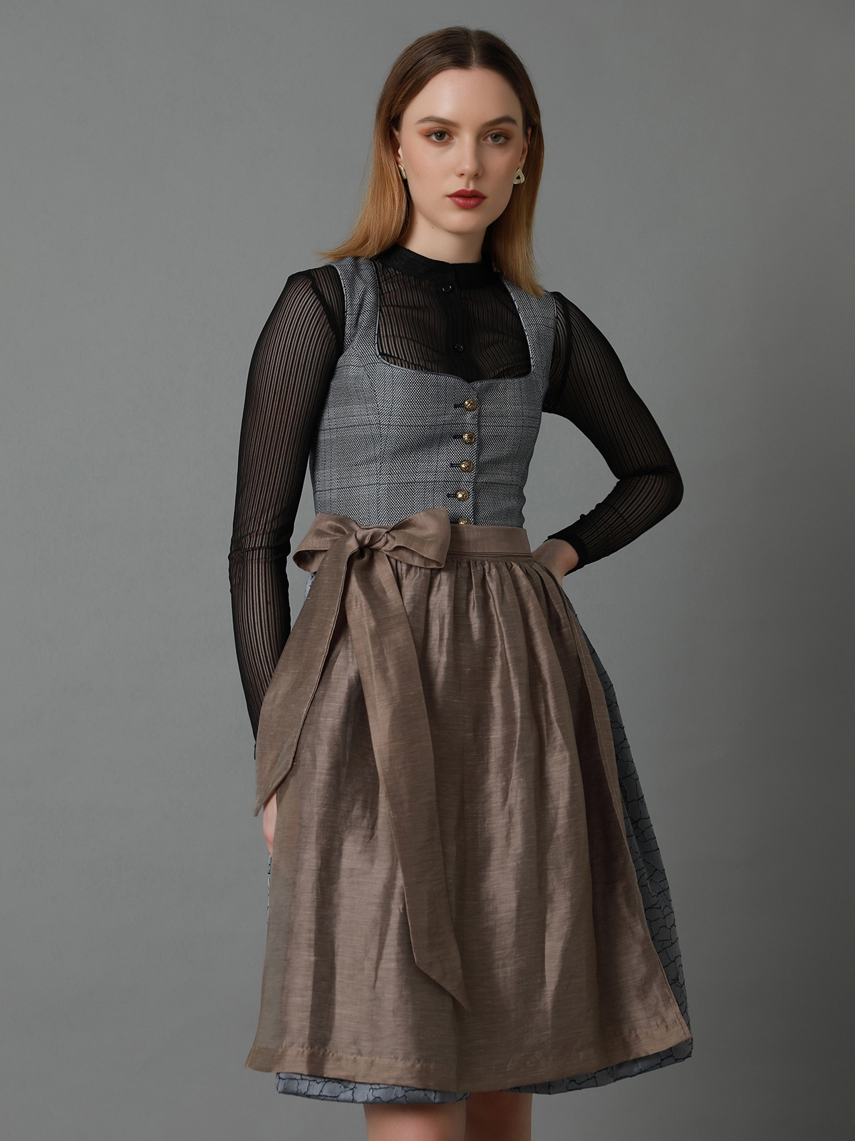 Graues Dirndl mit floraler Schürze