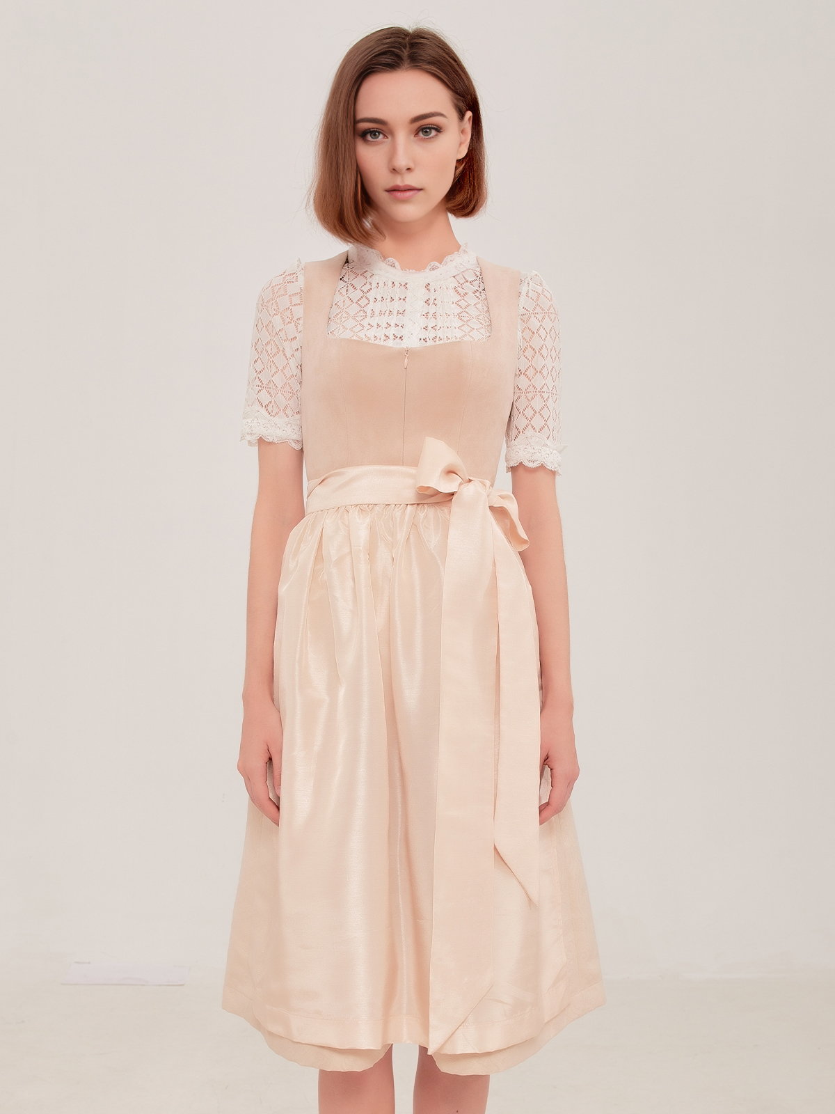 Beige Ja Mei Dirndl – zeitlos und elegant