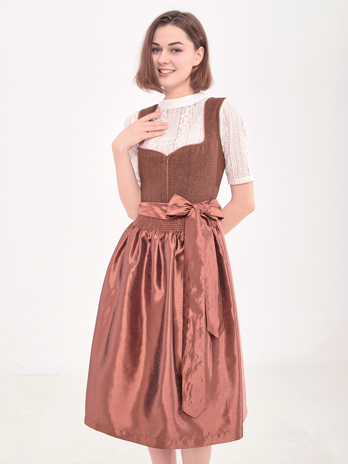 Dirndl in Braun mit traditionellem Schnitt