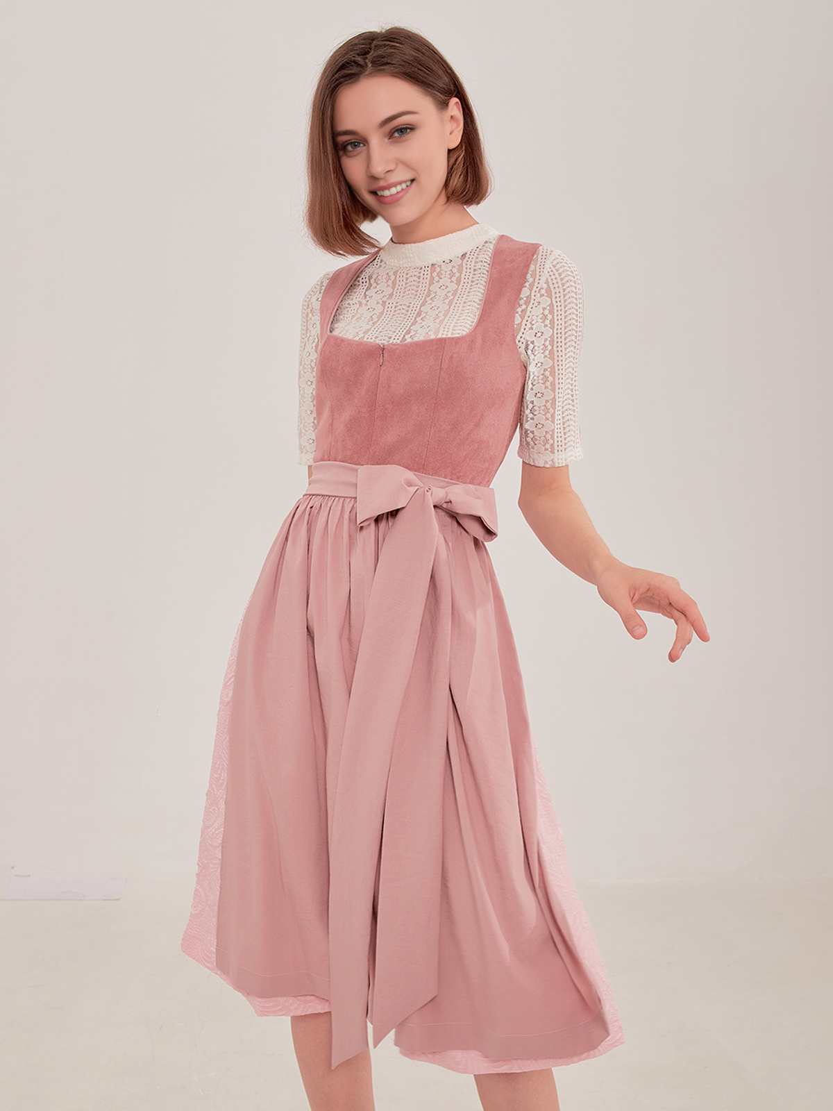 Krüger Dirndl Blau Samt in eleganter Pose