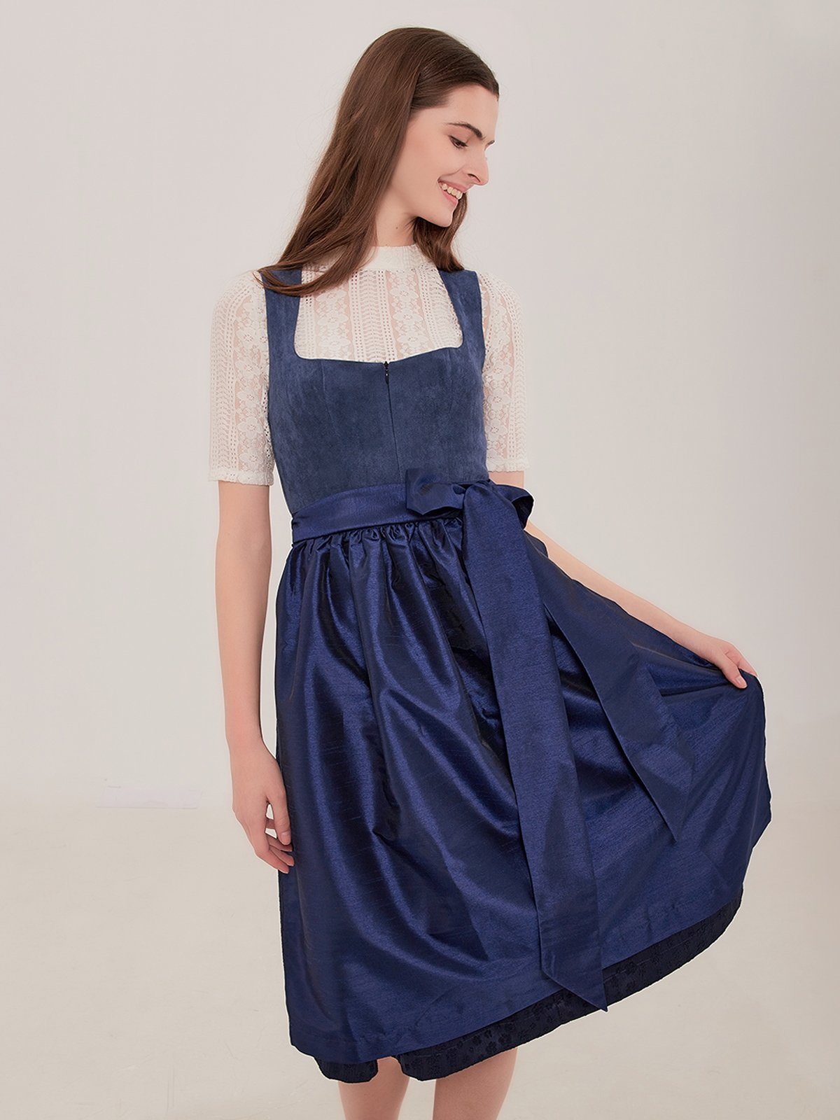 Dirndl Rose in Blau – ein Blickfang für jeden Anlass
