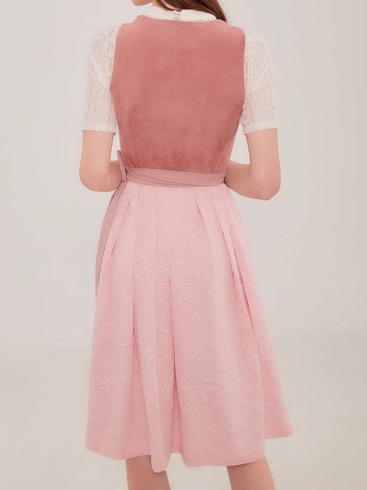 Schwarzer Dirndl mit rosa Akzenten