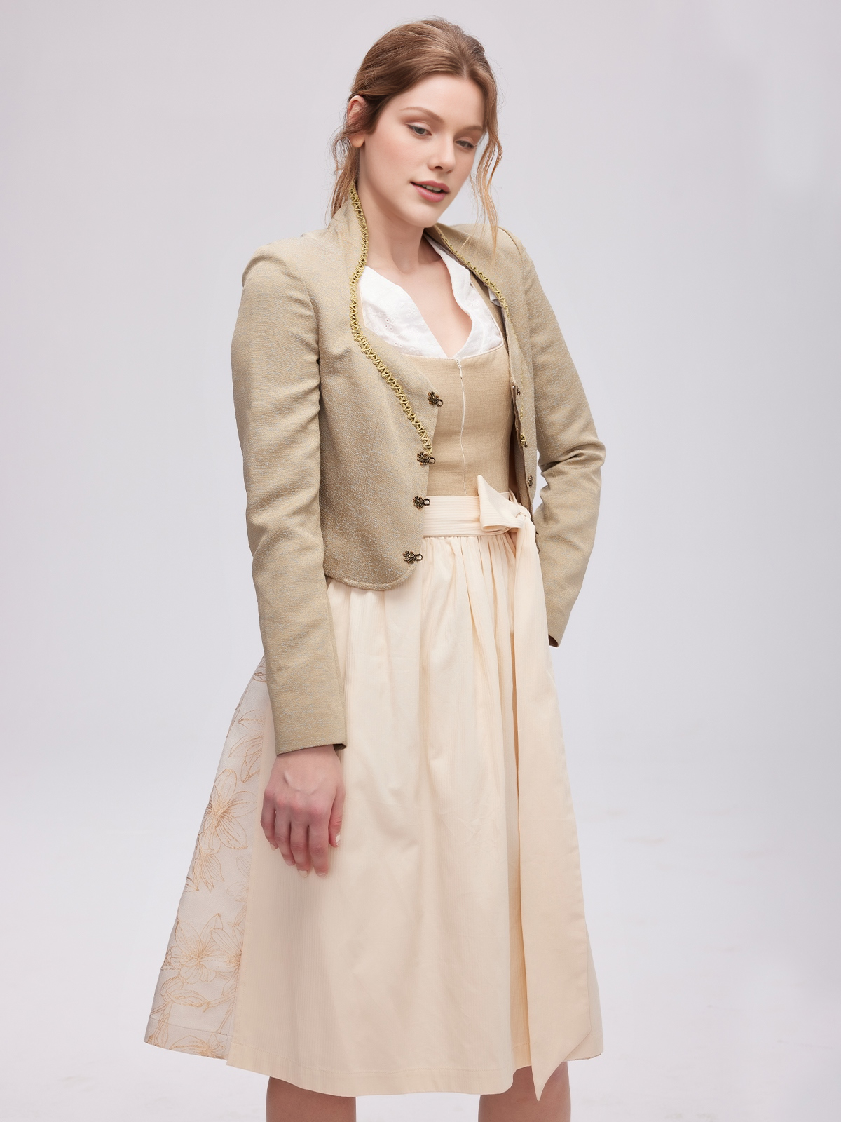 Dirndl mit schwarzer Bluse – stilvoll und elegant
