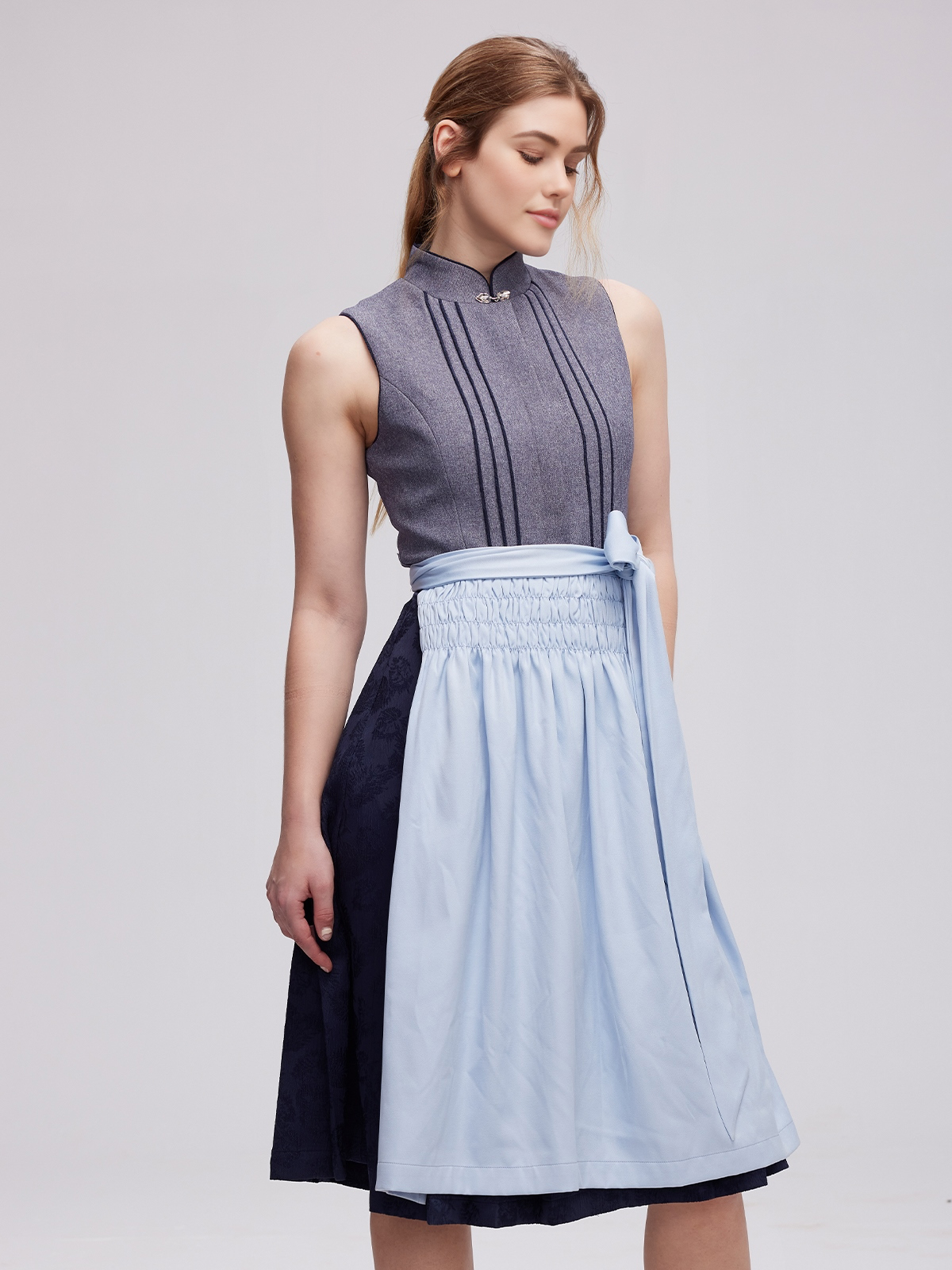 Graues Samt-Dirndl mit modernem Schnitt