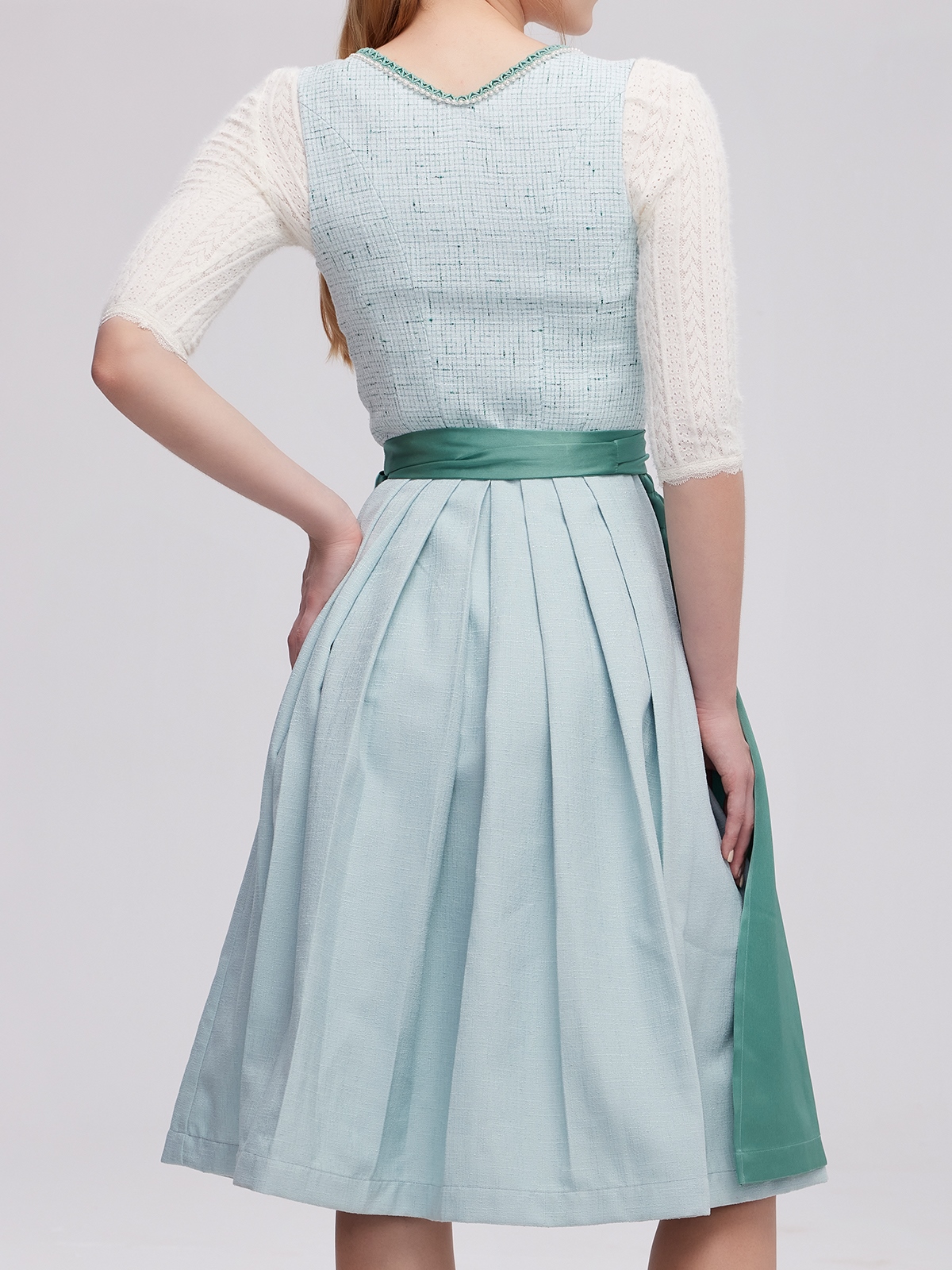 Dirndl in Grün mit floralem Muster