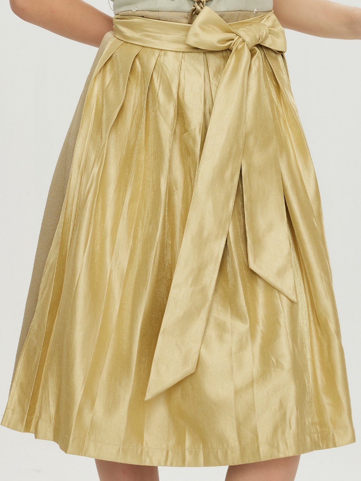 SamtDirndl Grün – Eleganz in satten Grüntönen