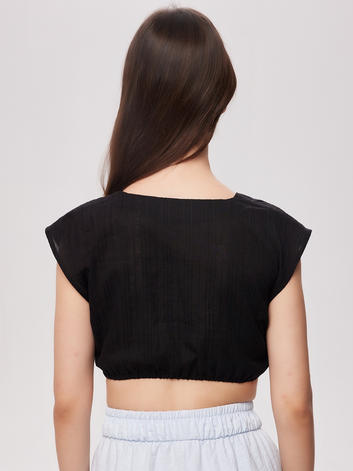 Dirndl in Schwarz mit femininen Details