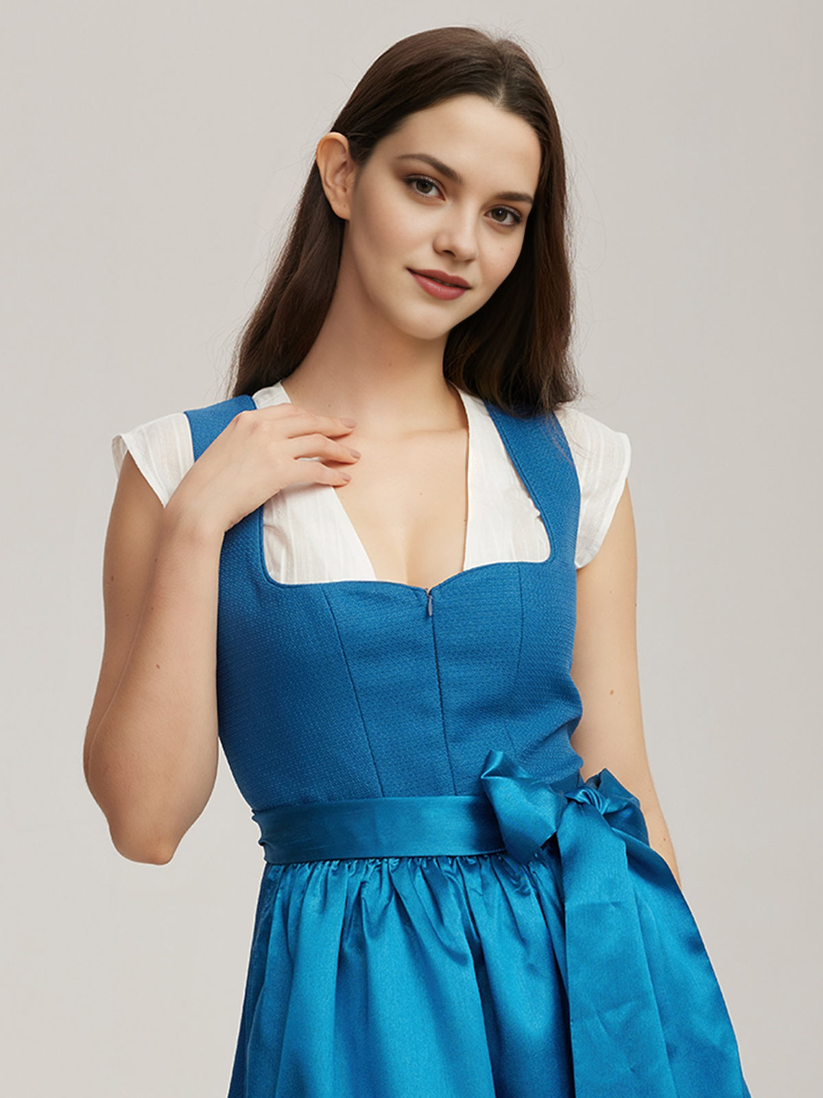 Schwarz rotes Dirndl mit modernem Schnitt