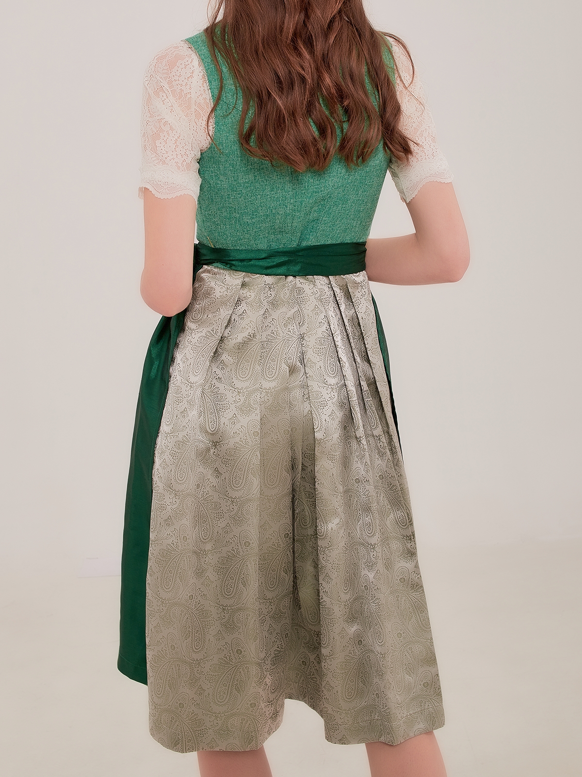 Pinkes Dirndl mit modernem Schnitt