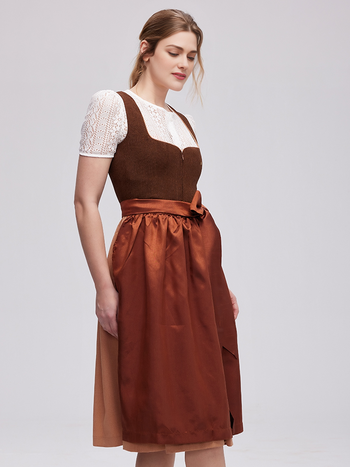 Dirndl Braun mit blau-roten Akzenten