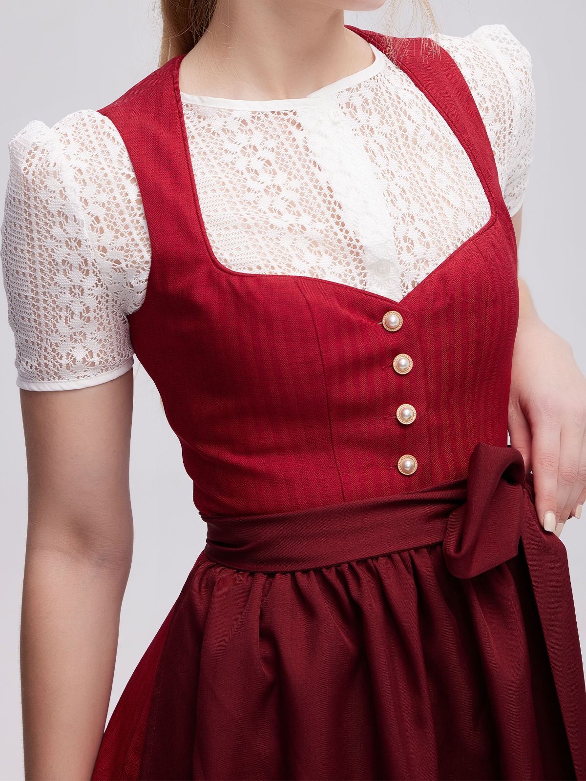 Dirndl in Rot – ein klassischer Look mit modernem Twist