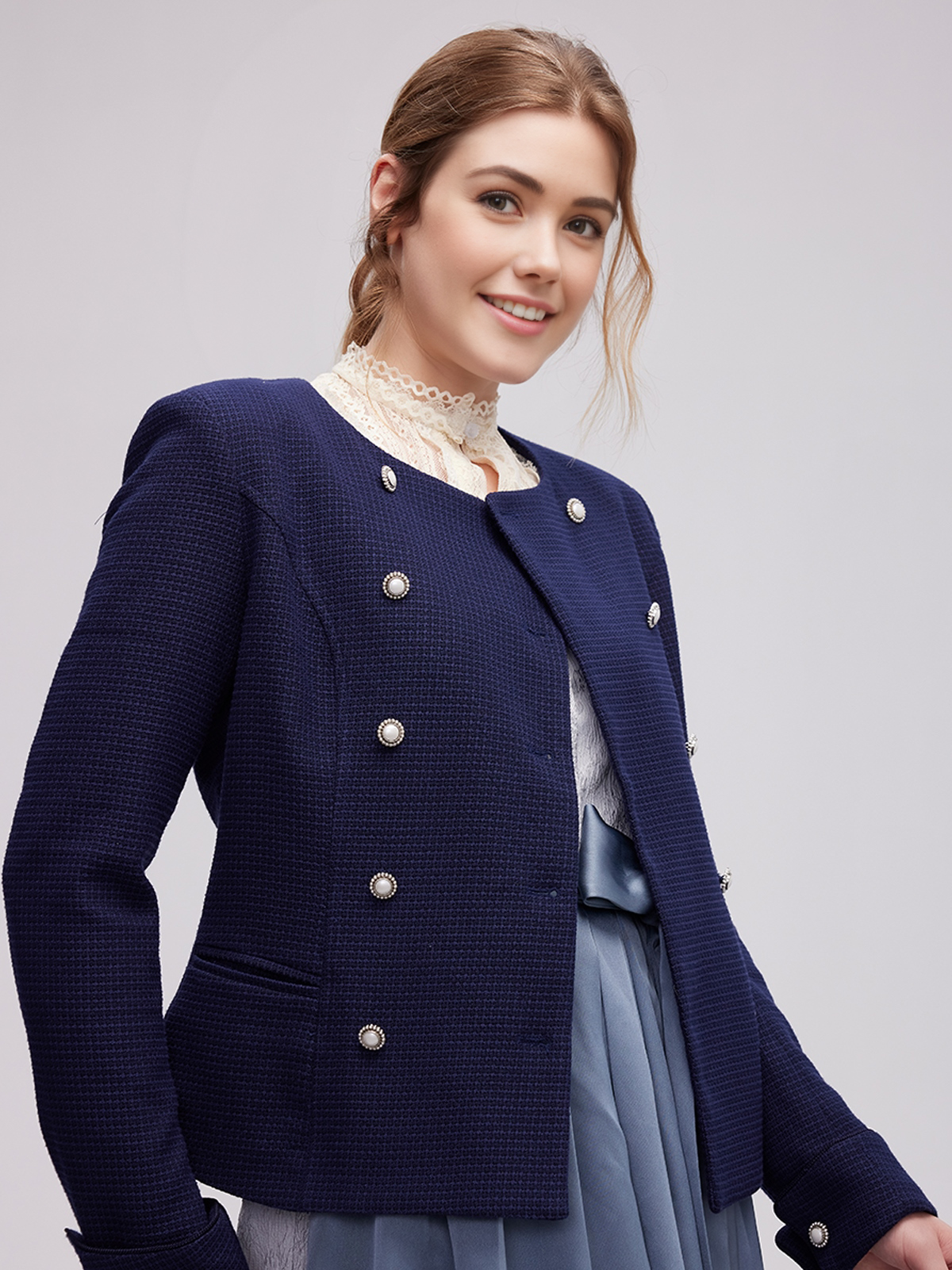 Dirndl mit blauer Jacke – ein moderner Kontrast