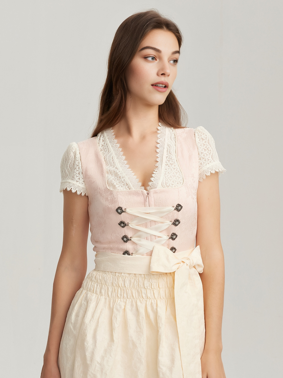 Ein rosa Jeinn Dirndl mit feinen Stickereien – perfekt für festliche Anlässe