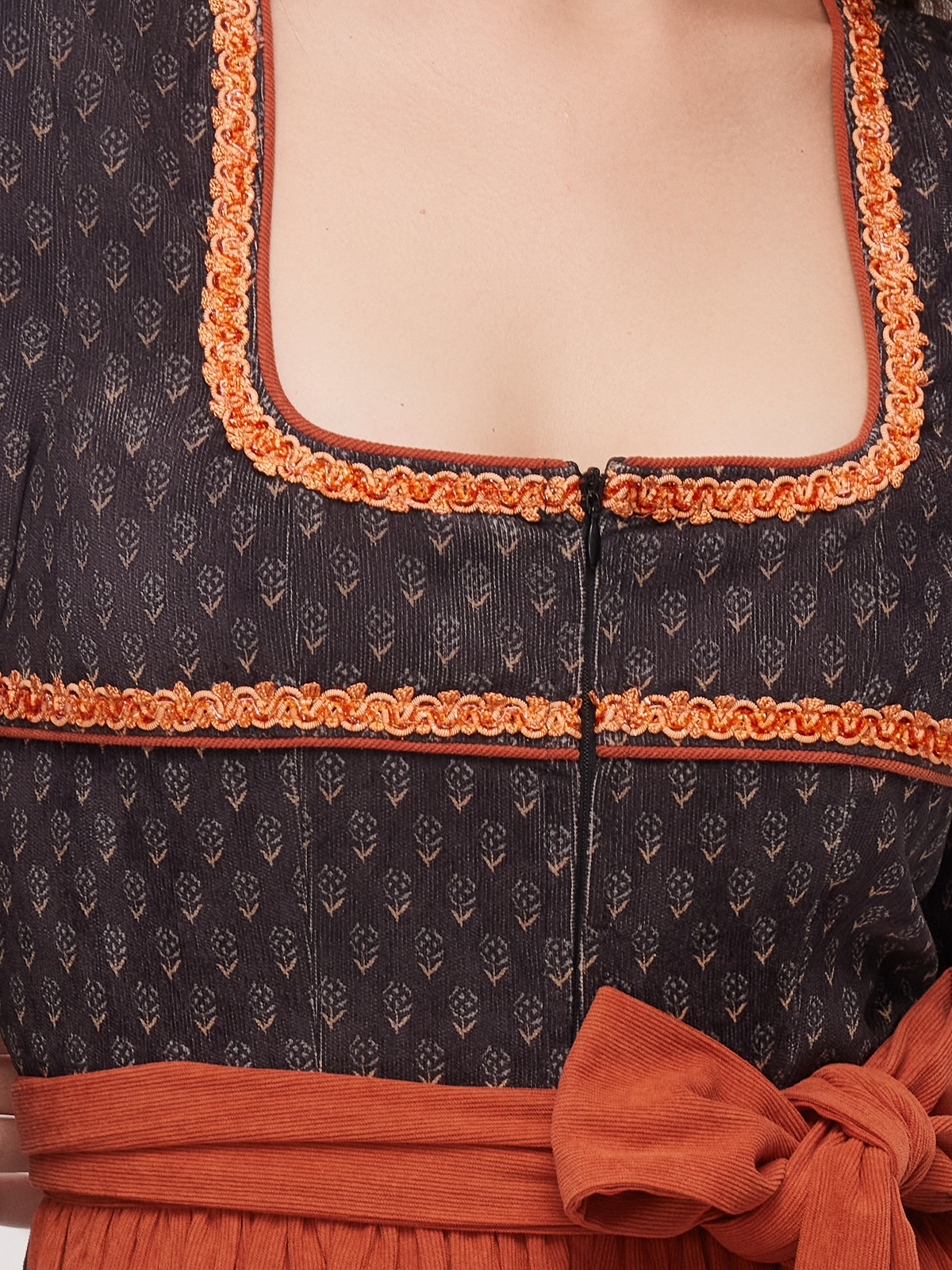 Dirndl rot blau – Tradition meets Modern