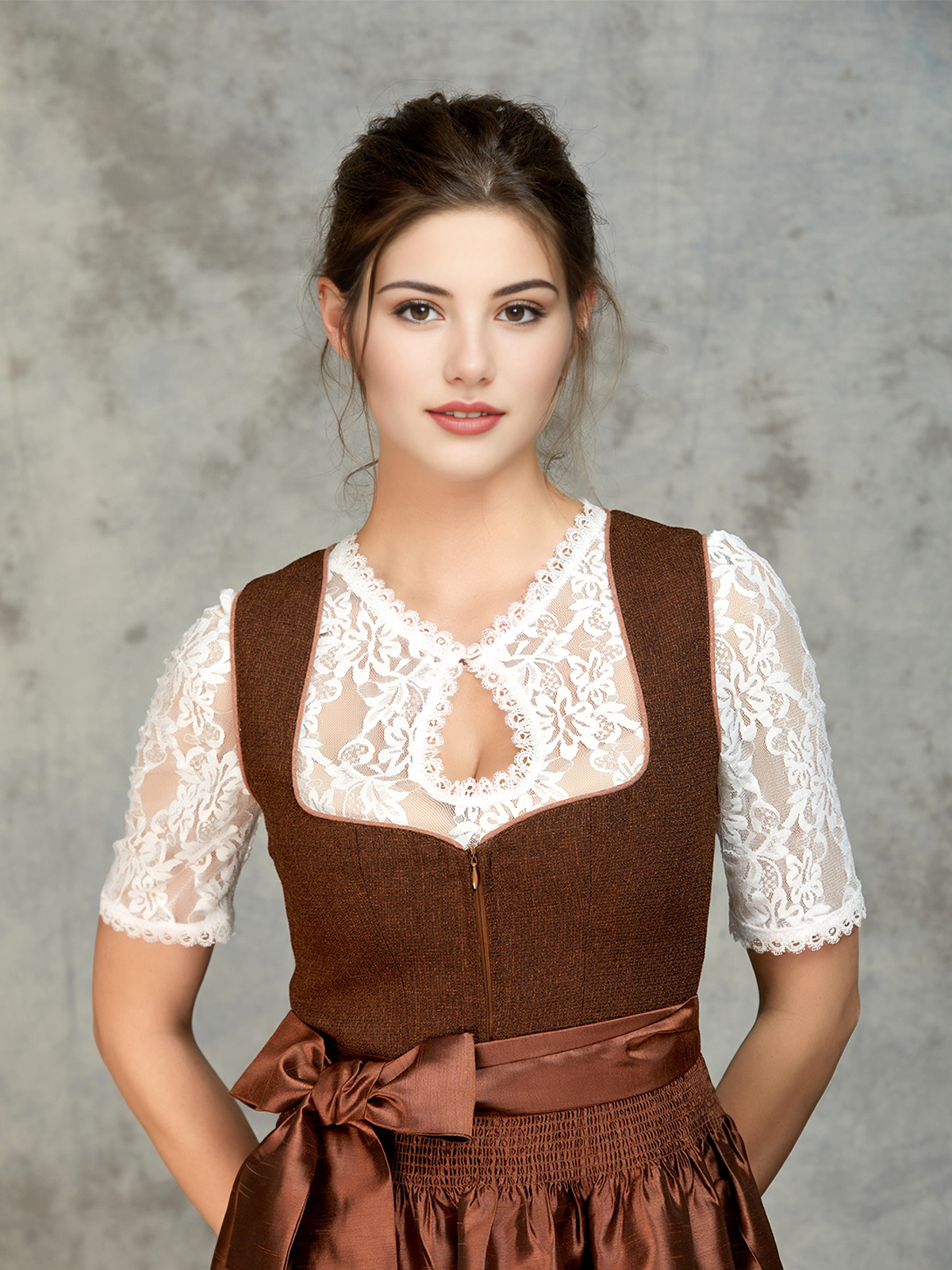 Ehreer Dirndl in Braun