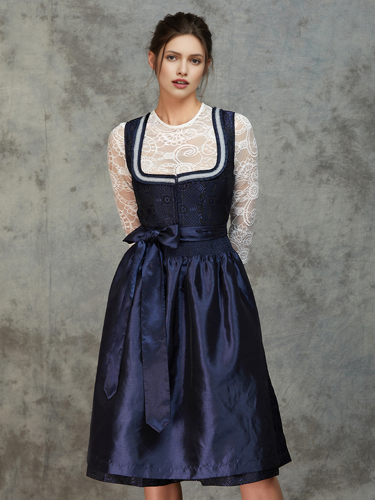 Modernes grünes Dirndl mit schlanker Silhouette