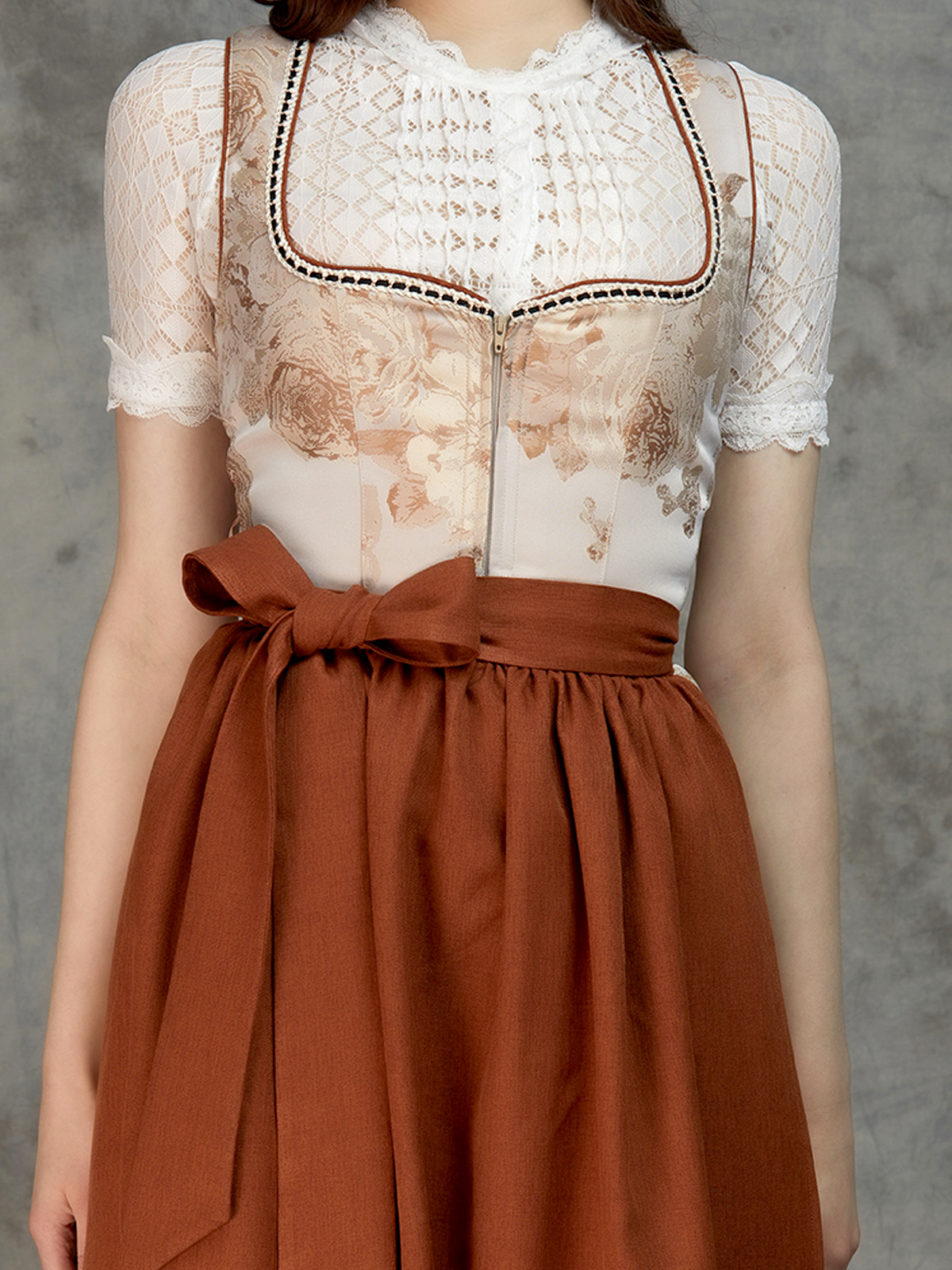 Dirndl Beige Leinen in natürlicher Eleganz