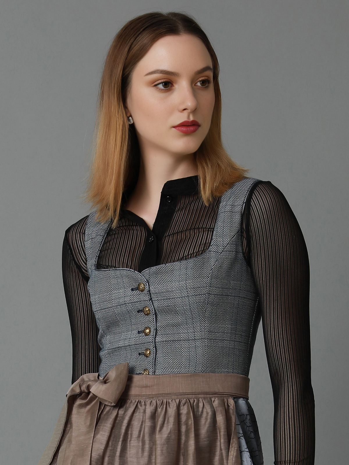 Schwarzes kurzes Dirndl – stilvoll und modern