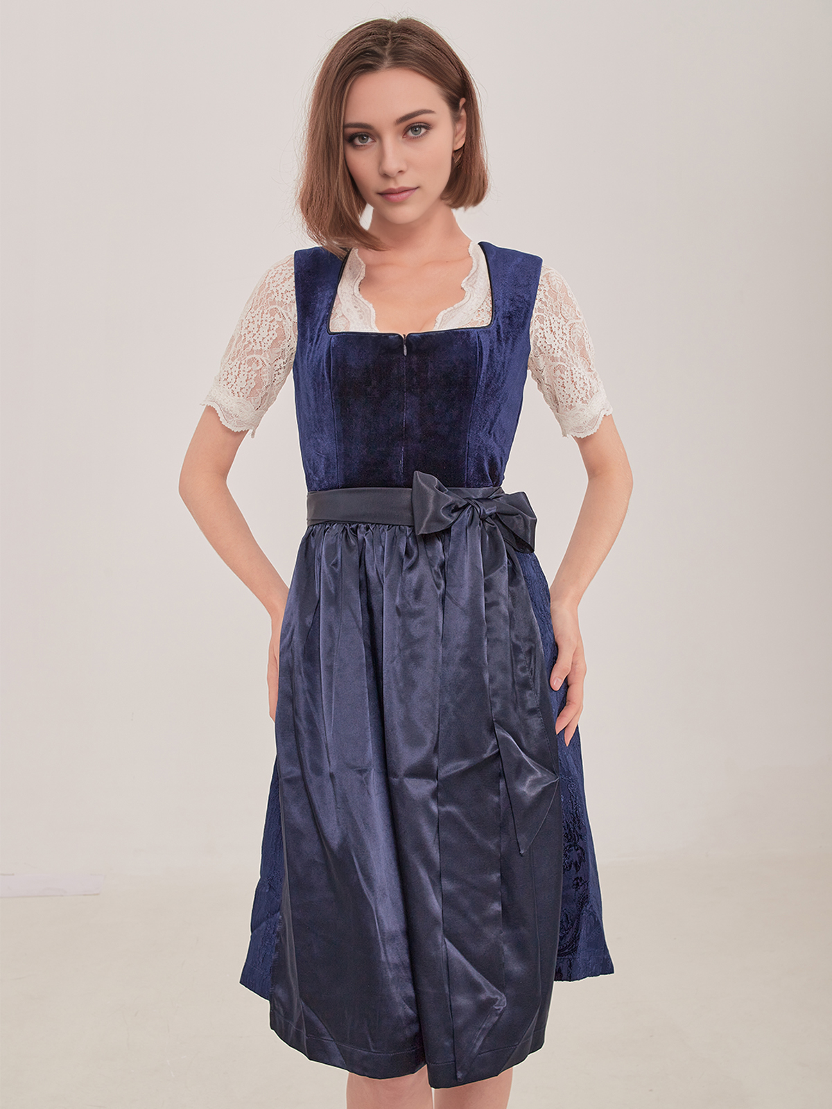 Klassisches blaues Dirndl mit modernem Schnitt