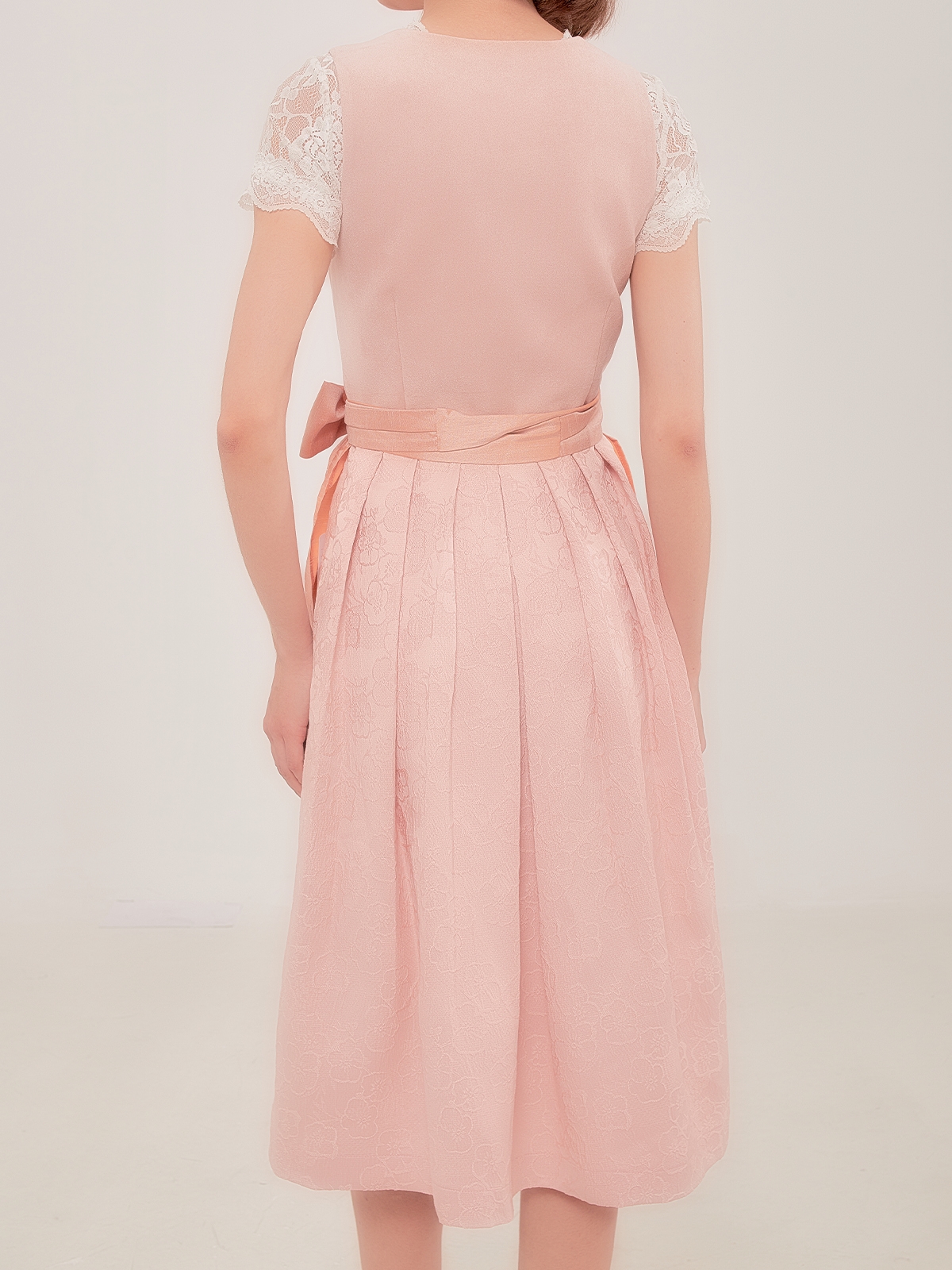 Schwarzes Dirndl mit rosa Schürze