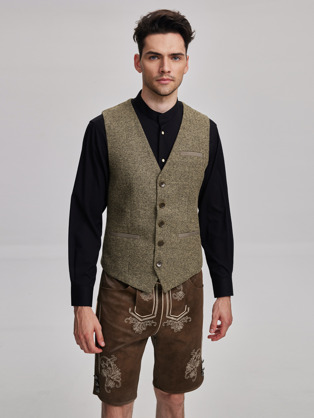 Dunkelrotes Dirndl mit gelber Weste