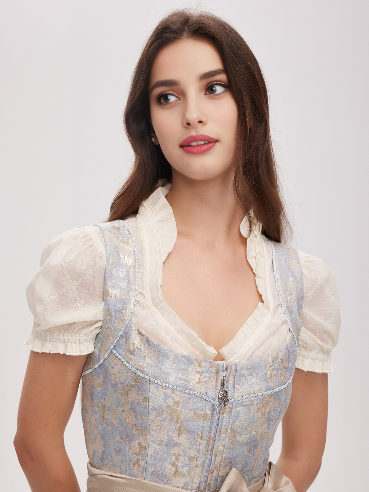 Samt Dirndl Beige in eleganter Ausführung