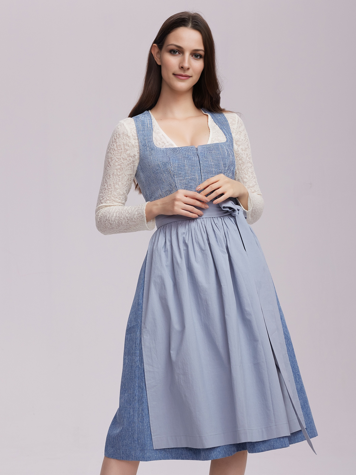 Dunkelblaues Samt-Dirndl mit floraler Stickerei