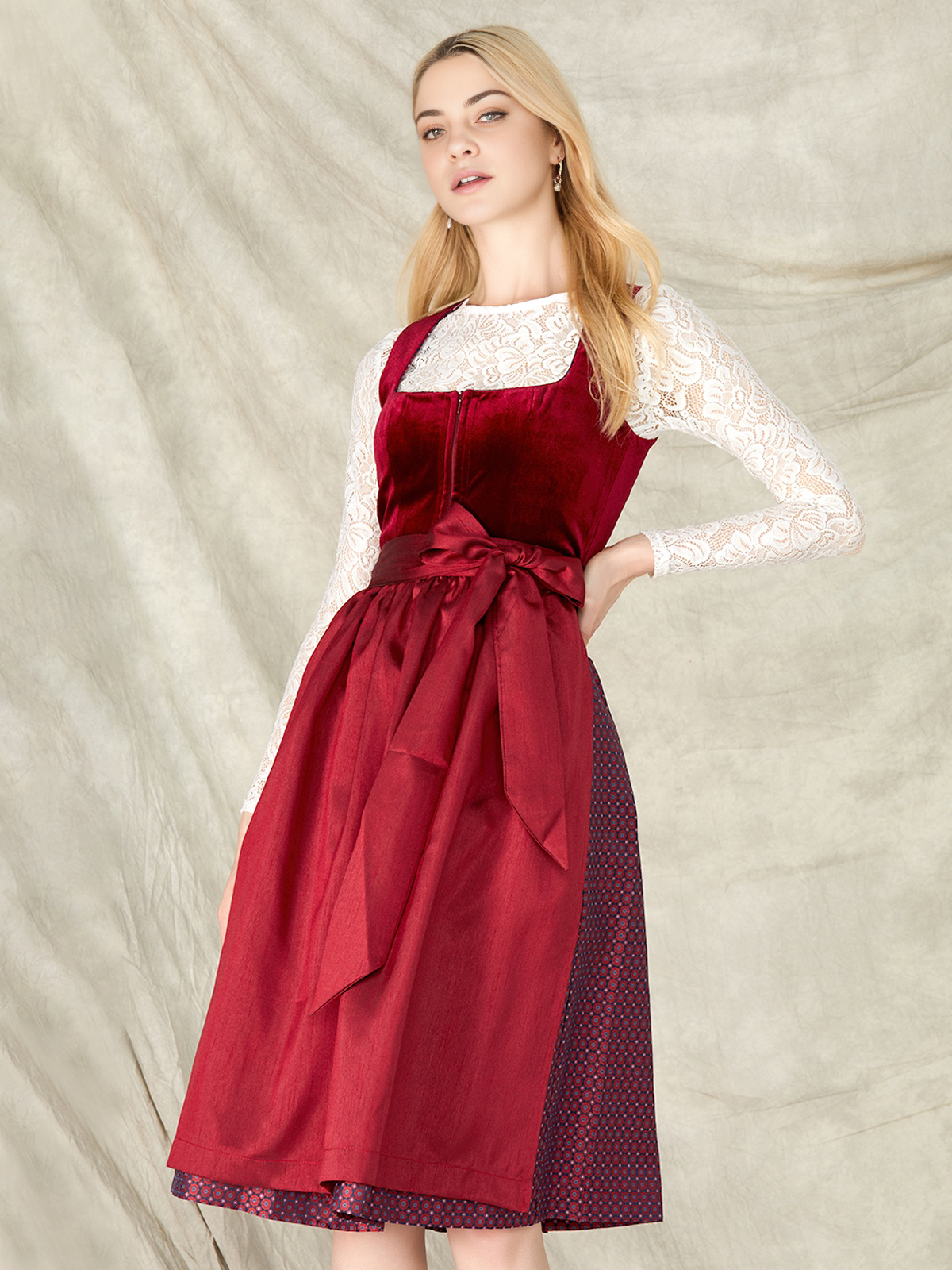 Dirndl in dunkelblauem Samt